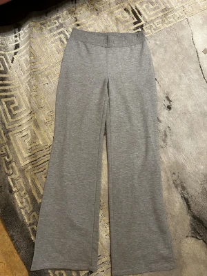 Gråa mjukisar :) - Gråa mjukisbyxor som är ett gammalt köp där bandet för att knyta är borta men funkar ändå bra :)