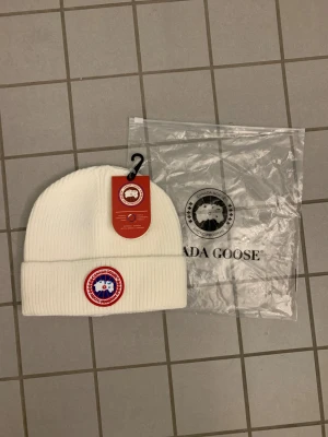Canada Goose Beanie mössa - Mycket fin Canada Goose Beanie mössa. Oanvänd. Vit. No size