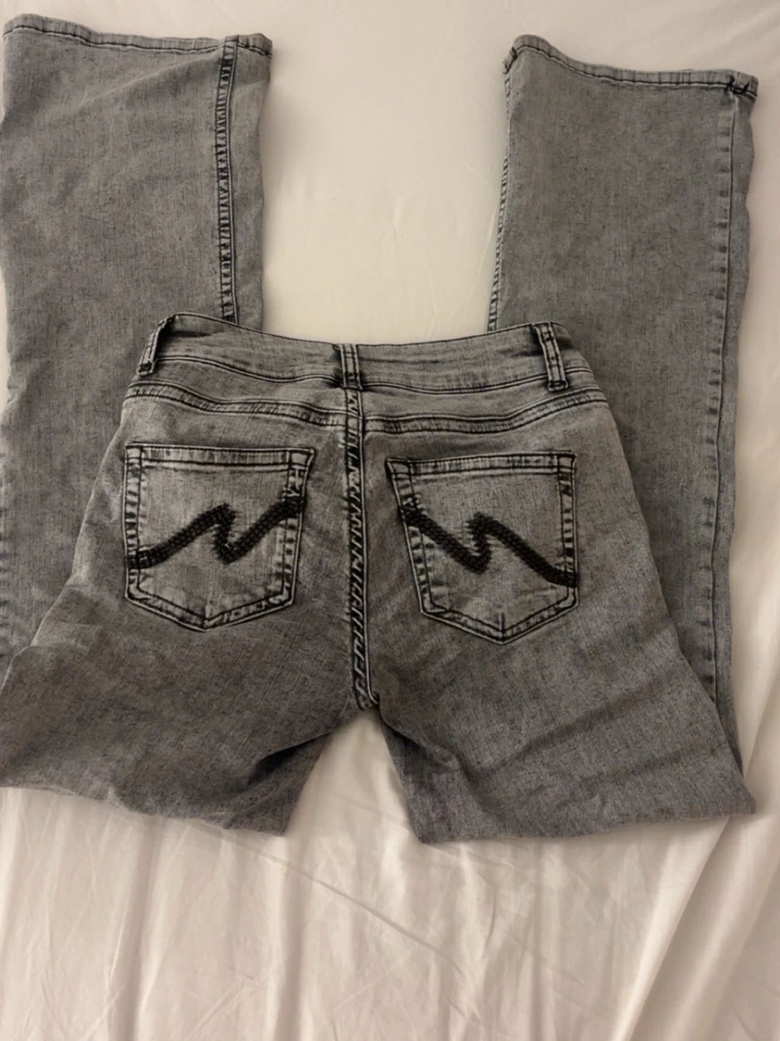 Grå bootcut jeans med broderade fickor