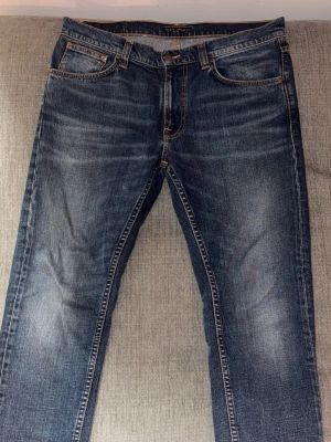 Nudie jeans - Säljer dessa as feta jeans ifrån märket nudie jeans, jeansen är använda ett par gånger men säljs nu pga att den är för stora för mig, jeansen är i utmärkt skick och är perfekta inför vardagen jobbet skolan och även utmärkt present, jeansen är i storlek W34 L30 och är köpta i Göteborg för 1800kr, hör av dig vid funderingar osv 😊🎄❄️