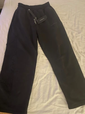 YoungLA byxor - Säljer mina YoungLA Batman mjukisbyxor i storlek M, endast använda ett fåtal gympass så fortfarande i nyskick! Pris går att diskuteras                                          Äkta!