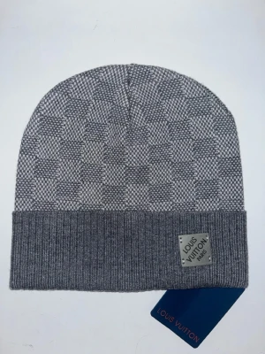 LV mössa - Säljer ett helt ny och oanvänd LV mössa  i storlek One Size