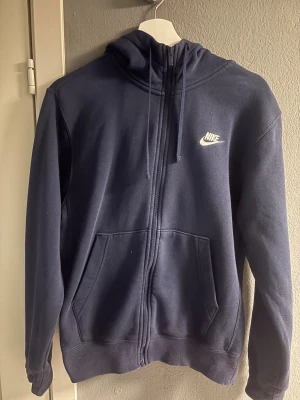 Nike hoddie  - En snygg blå Nike hoddie. Bra skick. Storlek XS Pris kan diskuteras.