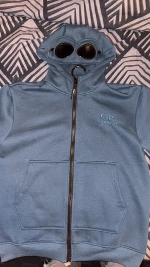Cp company zip hoodie - En unik färg riktigt fin och skön, kommer även kvitto, passar inte mig längre. Hör av dig vid andra frågor.
