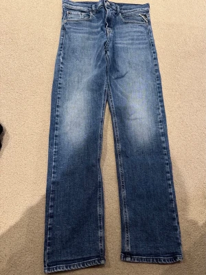 Replay Jeans - Hej! Vi säljer ytterligare ett par replay jeans fast i modellen Thad denna gången. Jeansen är i väldigt gott skick. Nypris ligger dessa runt 800kr medans vi säljer för endast 249kr. Funderingar? Tveka inte, hör av er!