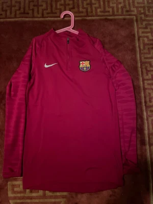 FC Barcelona Nike Dri-FIT tröja - Säljer en snygg FC Barcelona träningströja från Nike. Strlk S. Kom pv för frågor
