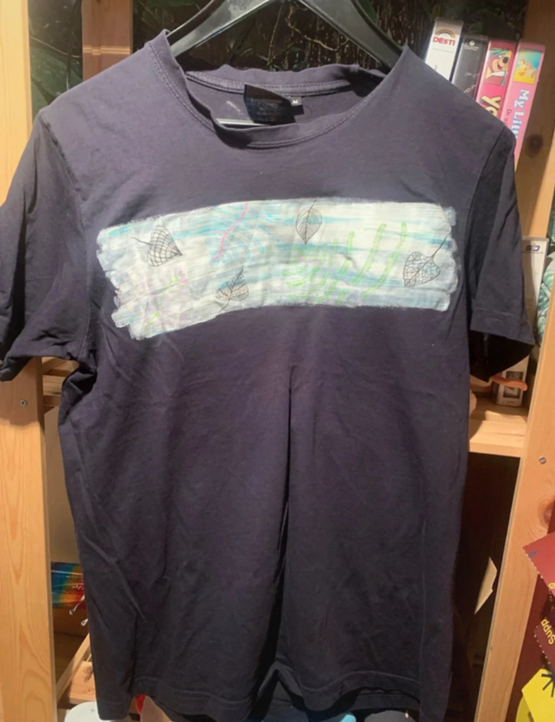 Svart t-shirt med konstnärligt tryck - 6