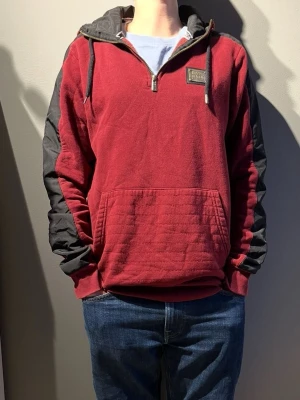 Supply & demand tröja  - Vin röd supply & demand tröja med svart på ärmarna passar till allt 