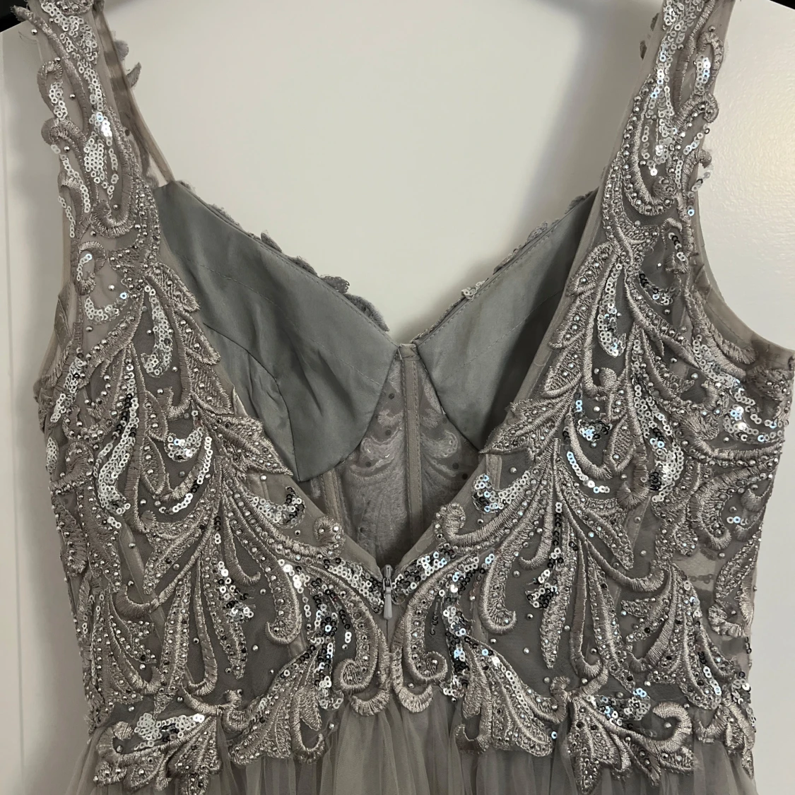 Silverfärgad långklänning med paljetter - 4