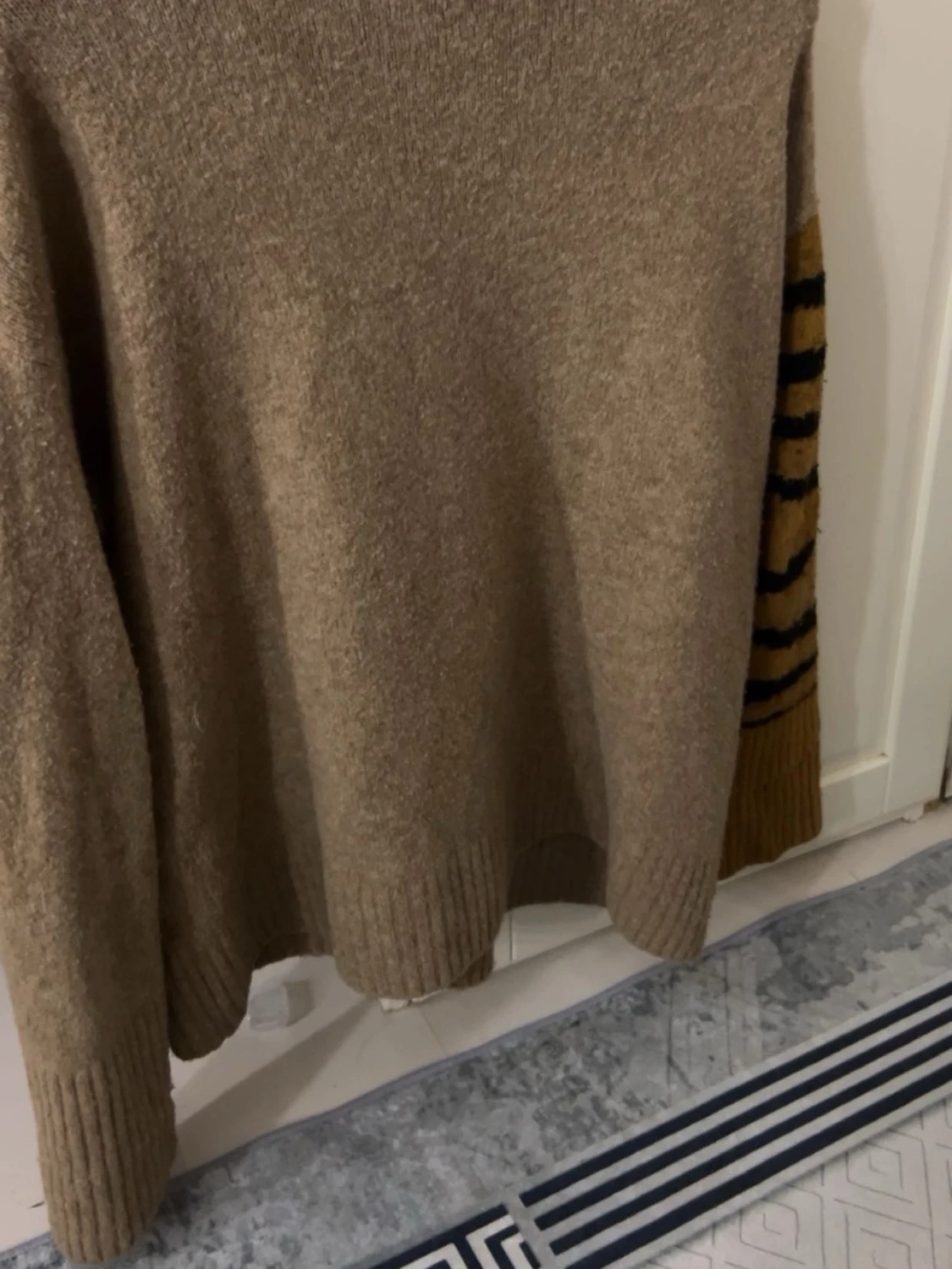 Beige polotröja med tigerprint - 3