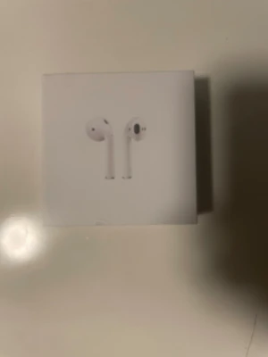 Trådlös hörlurar  - Säljer ett par trådlösa hörlurar trådlöstladdningsetui, modell AProdukten är i originalförpackning och ser ut att vara i nyskick utan synligt slitage. Perfekt för trådlös musik och samtal med enkel anslutning.  Slad ingår