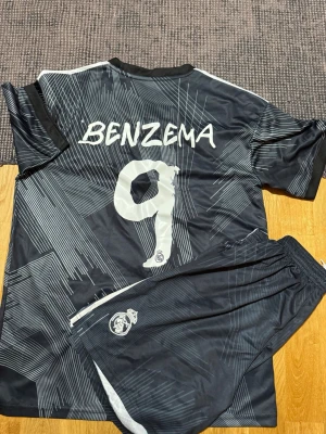 Real Madrid Benzema fotbollströja & shorts - Säljer ett svart Real Madrid matchställ med Benzema och nummer 9 på ryggen.  Storlek M