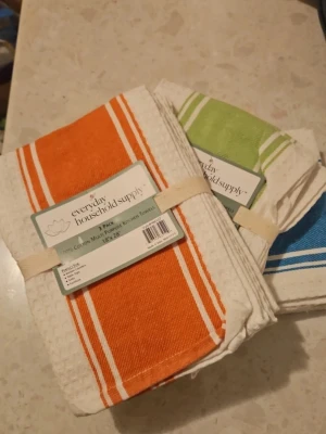 Randiga kökshanddukar i bomull - Säljer ett 3-pack x 3 st kökshanddukar i 100% bomull från Everyday Household Supply. Handdukarna har randigt mönster i orange, 