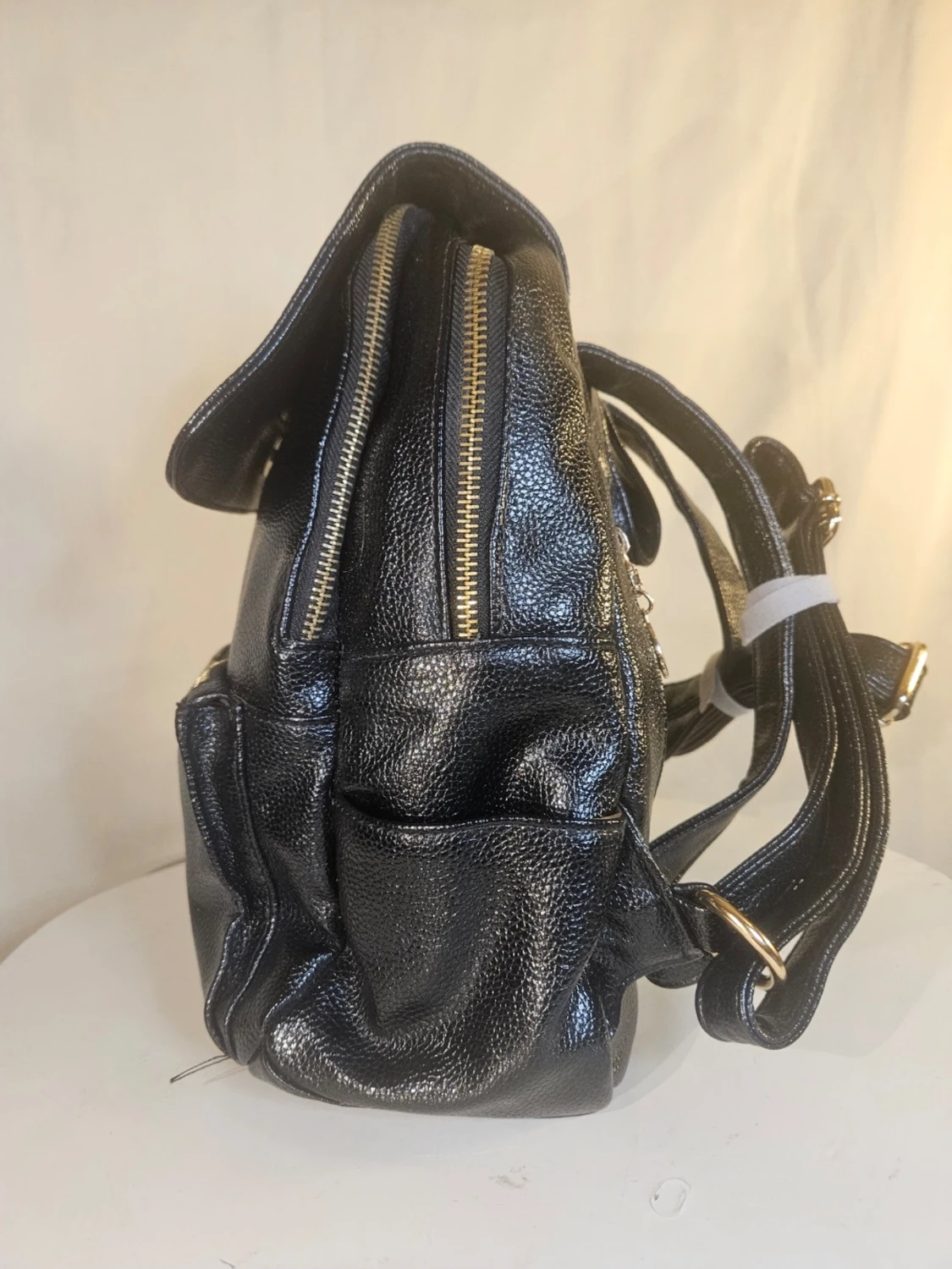 Svart ryggsäck i skinn med gulddetaljer - 1