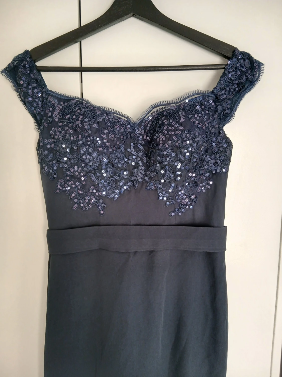 Elegant mörkblå balklänning med paljettbroderad överdel & spetsdetaljer - 3