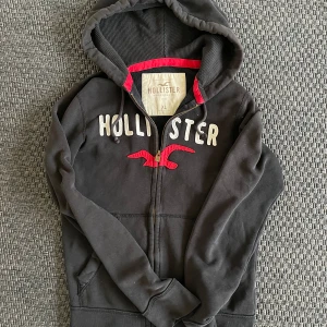 Vintage Hollister hoodie  - Säljer nu denna sjukt snygga Hollister hoodie i storlek XL men passar L bättre! Denna säljs ej längre och är vintage🙌 Passar perfekt nu mot vintern och har en riktigt bra passform😊 Skriv vid funderingar 📲