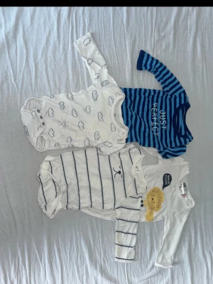 Barn body - Sparsamt använda bodys, säljes som paket. Strl 62cm ca 3-6månader