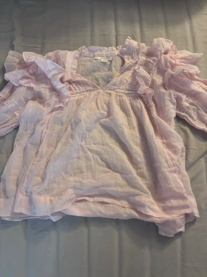 Blus - Rosa blus från Gina Young i storlek 170. Använd en gån så i gott skick, lite genomskinlig.