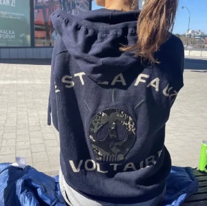 Zadig & Voltaire zip up hoodie (rare) - Den kommer inte till användning längre🥹💔 skriv ifall ni har fler frågor.
