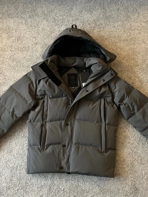 Canada Goose Wyndham black label - Canada Goose Wyndham black label. Storlek  L men passar som M. Helt ny aldrig använd, kommer med påsar och päls.