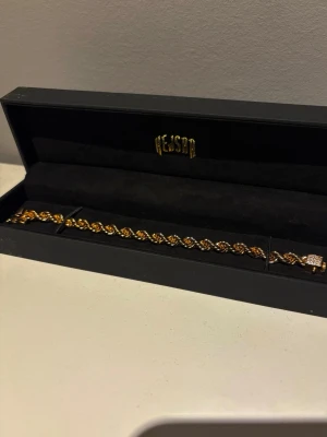Cordell länk  - Cordell armband från Kejsar. Nypris 1349 kr, det är guldplatterat i 18 karats guld! Längden är 19,5 cm och den är 6 mm bred. 