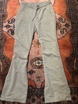 Low wrist bootcut mjukisbyxor - Snygga grå mjukisbyxor från 157 i storlek M. Byxorna har bootcut-ben, elastisk midja med snörning och är gjorda i mjukt bomullsmaterial. Perfekta för chill dagar och har en enkel, clean look.