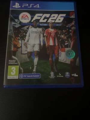 EA Sports FC 26 PS4 - EA Sports FC 26 till PlayStation 4. Fotbollsspel med Champions League och flera ligor. Omslaget och fodralet ser ut att vara i gott skick. PS5-uppgradering tillgänglig. PEGI 3.