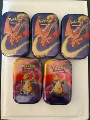 Öppnad Pokémon Kanto Power Mini Tin Box - Charizard - Dragonite - Annonsen avser priset av en Mini Tin Box  Pokemon Kanto Power Mini Tin Box  Charizard 3st 49kr/st  Pokemon Kanto Power Mini Tin Box  Dragonite 2st  39kr/st  Packar lika bra som alltid  