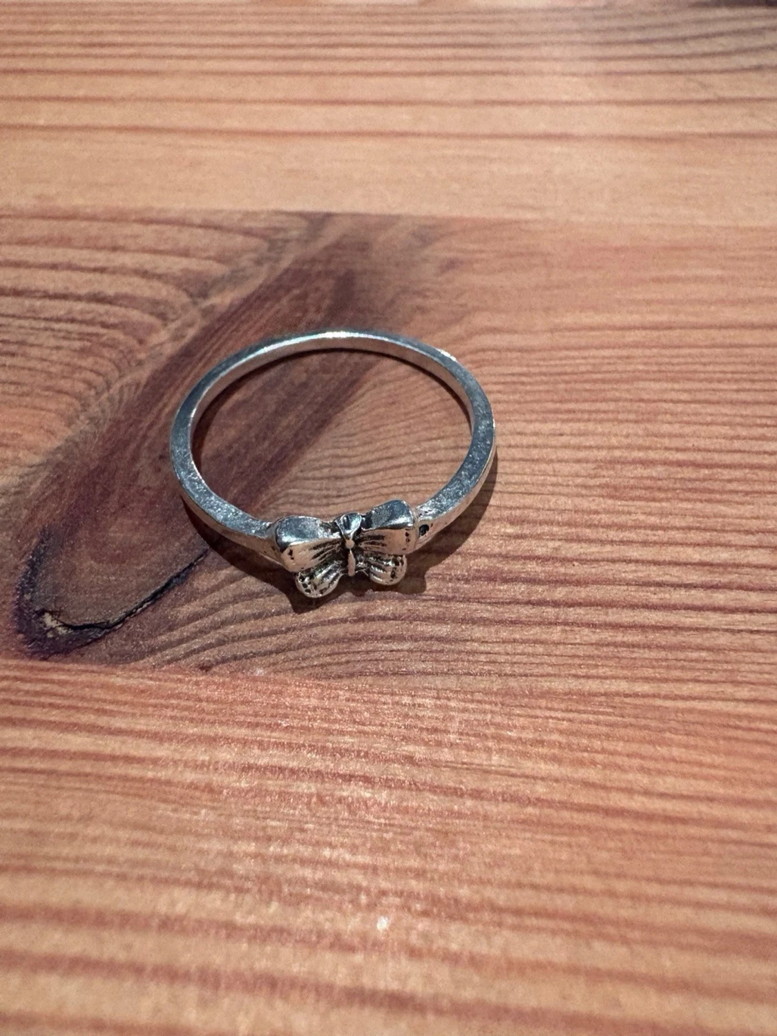 silverfärgad ring med en fjärilsdetalj - 1
