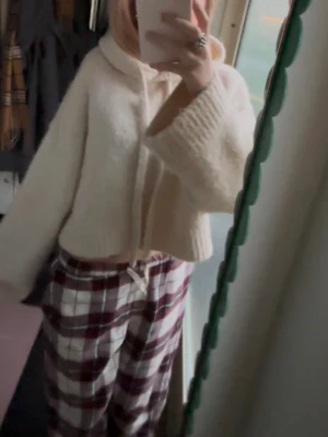 Beige stickad hoodie - Mysig stickad hoodie ifrån Zara. Väldigt eftertraktad 😆😆 