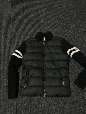 Svart Moncler Cardigan  - Helt nya                                                                     Priset går att diskutera🍾                                      Skriv vid minsta fundering 😁