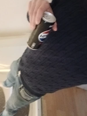 Ljusblå jeansbyxor med slitningar - Säljer ett par ljusblå jeansbyxor med coola slitningar och klassisk femficksdesign. Jeansen har en avslappnad passform och är perfekta för dig som gillar en casual stil. Passar till sneakers och hoodie för en chill look.