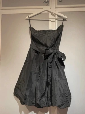 Svart kort klänning  - Bandlös och supersöt klänning🩷