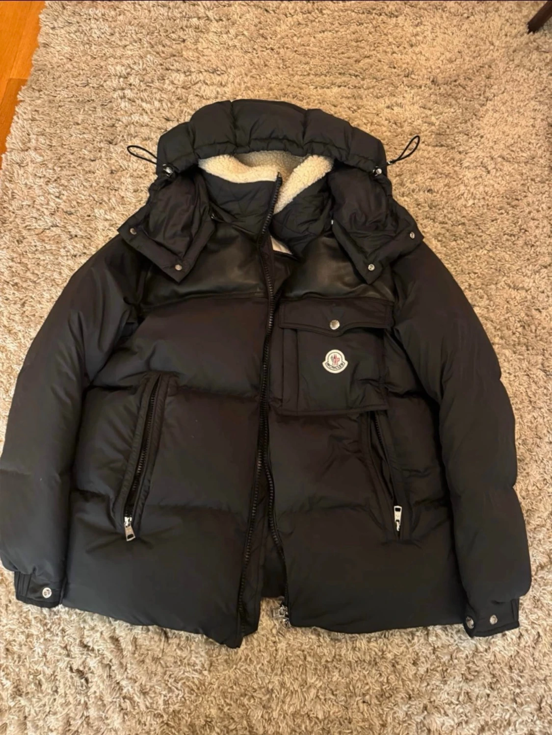 Svart pufferjacka från Moncler
