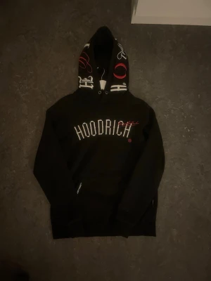 Hoodrich hoodie - Hoodrich hoodie st xs. Snören saknas då av priset. Annars okej skick. Ny pris 800kr mitt 350kr