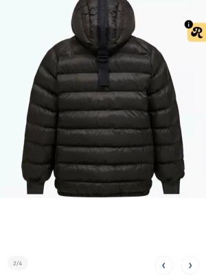 Grön peak performance jacka  - Säljs då den ej används längre, toppen skick! OBS! Den är ljusare i verkligheten, skicka privat för bilder💚 köpt från Intersport.