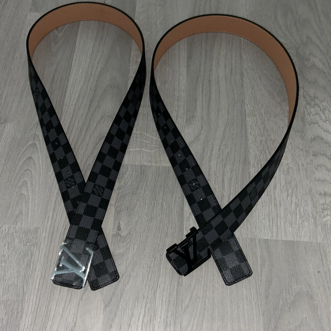 2 bälten från Lindex med L mönstrar - 1