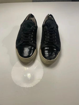 Lanvins Uk 5 - Lanvins | storlek : UK 5 = 38/40 | skick 6/10 lite dåligt skick vid cap toen | ! Kvinno / barn modell tror jag ! | pris kan diskuteras vid snabb affär | bara skor ingår |