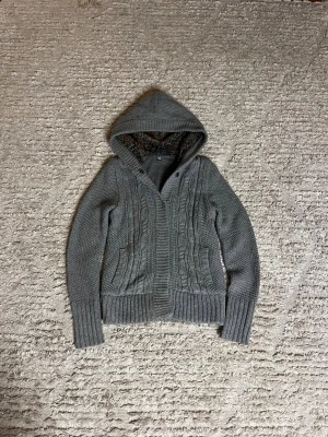 Fodrad cardigan  - Hej jag säljer en otroligt bekväm fodrad cardigan ifrån Pimkie. Väldigt fin grå aktig färg perfekt för dig som vill ha en varm och bekväm fodrad cardigan med grym passform. Mitt pris endast 899kr. Skick: 9/10. Storlek S längd:60cm bröstvidd:40cm bottenvidd:42cm ärmlängd:62cm. Skriv gärna om du vill ha fler bilder eller har frågor!