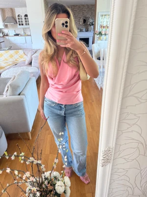 Rosa satin topp zara - Säljer en snygg rosa  satin topp från Zara den har en draperad framsida och ärmlös design. Perfekt för dig som vill ha en trendig och stilren look.💕använd 1 gång!
