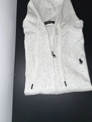 En vit polo hoodie - Den passar inte längre
