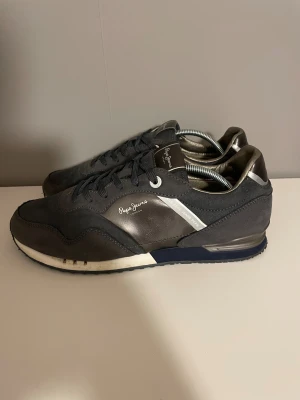 Skor från pepe jeans - Ett par skor från Pepe Jeans i bra skick! Tveka inte på att ställa frågor! Priset kan diskuteras!