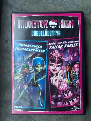 Monster high dubbeläventyr - Monster High Dubbeläventyr DVD med två filmer: Fasansfulla Fredagskvällen och Är det det här monster kallar kärlek.  Finns på språk: Svenska, Engelska, Norska, Danska, Finska.  OBS!! skivorna är begagnade så det kan förekomma repor/hairlines på skivorna, men då jag kollar igenom alla filmer jag säljer garanterar jag att alla funkar felfritt om inget annat står! :)