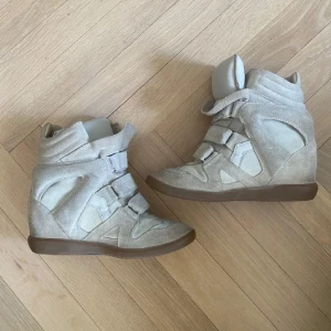 Isabel marant skor  - Intressekoll på mina älsklingsskor då dom inte kommer till användning längre 🥹 använda men bra skick förutom ena karborrbandet som är löst där man ska sätta fast skon och sulan inne i skon är lite vikt! Skriv för frågor!