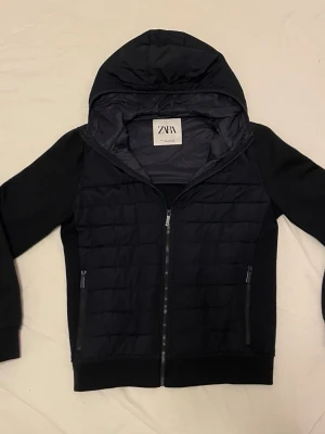 Cardigan jacka - Snygg mörkblå cardigan / jacka med luva från Zara, perfekt över en varmare tröja nu men också mot våren. Fint skick, storlek S. Skriv vid minsta intresse, pris går alltid att diskutera vid smidig affär 😀