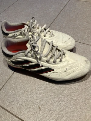 Adidas Copa fotbollsskor 40 2/3 - Sparsamt använda, inte ens en säsong. 