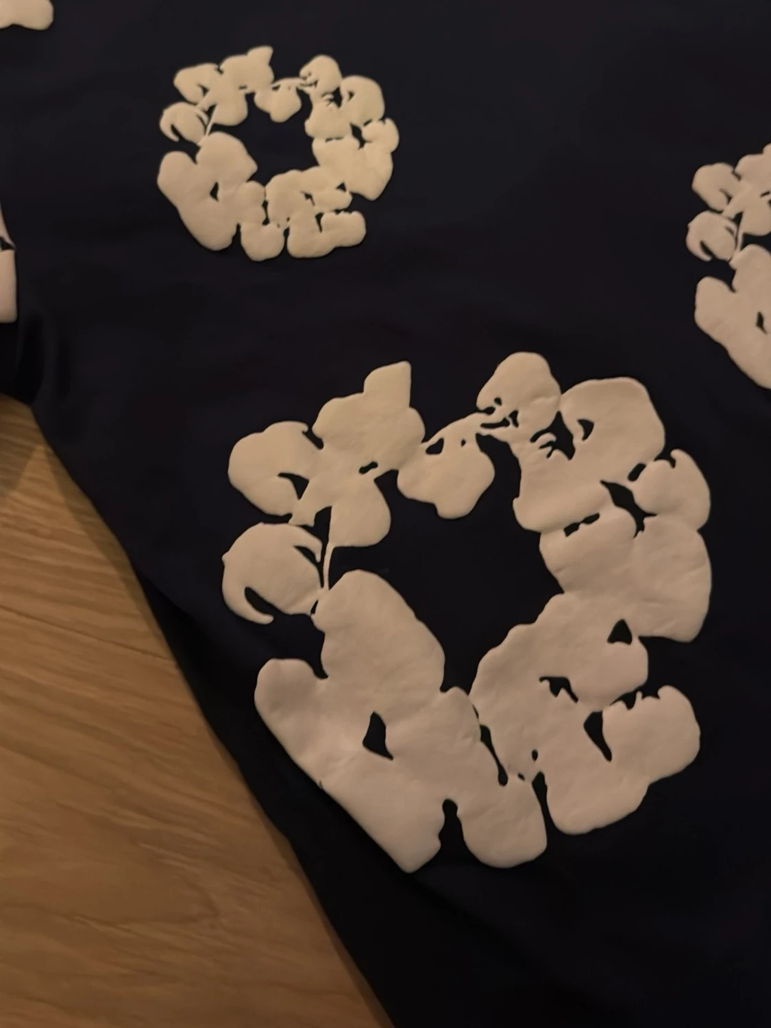 Mörkblå t-shirt med vita blommor - 1