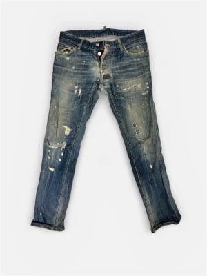  Dsquared2 strl 46 - Dsquared jeans som är väldigt slitna därav väldigt lågt pris. Storlek 46 passar mig som är 32