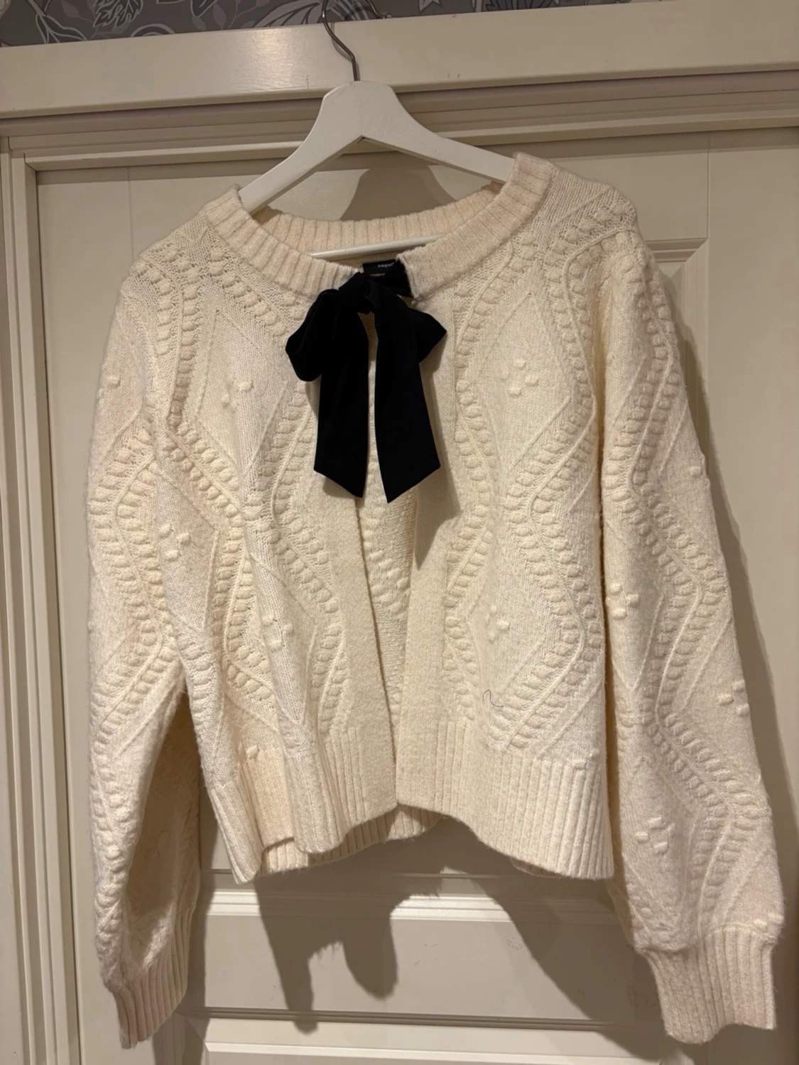 Vit stickad kofta med rosett French Connection