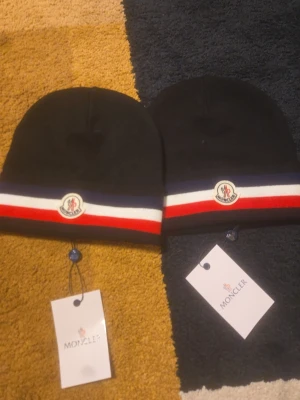 moncler mössor - Säljer 2 äkta moncler mössor för billigare eftersom jag skulle köpa bara en för en julklapp till mitt lillebror men råka köpa 3 och det går inte och lämna tillbaks, priset kan diskuteras 